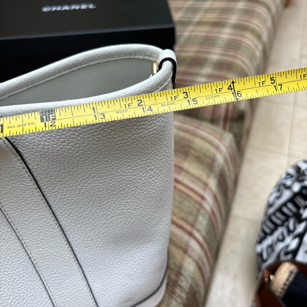 Michael Kors White Tote Bag - Picture 2 of 5